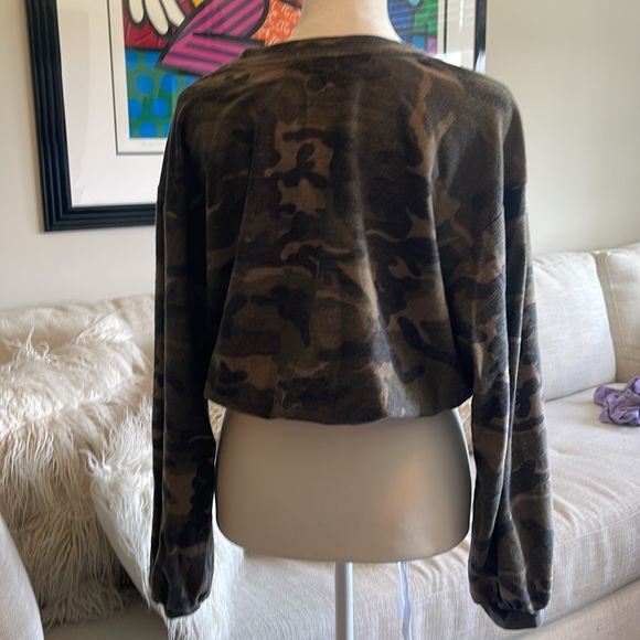 Altered state, camo, thin, cropped sweatshirt, size medium, elastic at bottom - Picture 2 of 4
